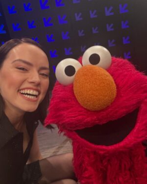 Daisy Ridley Instagram - Couldn’t have been happier to be back at SXSW, where we premiered We Bury The Dead! Such a thrill to share the movie! Also… ELMO! 
@samanthamcmillen_stylist @piaaungstylist @hairbyjohnd @laurenandersen got me scrubbed up! Thank you!!! ❤️❤️❤️
@emsteinyyy @shelbyweiser @ericadmartelli ❤️❤️❤️