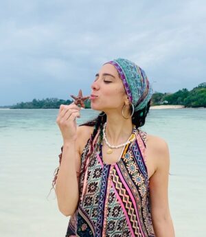 Dalia Shawky Instagram - The secret is OUT. 🧜🏼‍♀️ 
I’m officially a MERMAID. ✨

9th slide tells you who announced the news. 🐚🥰
Also, little starfishie stole my heart away & the red studded one blew my mind away. سبحان الله 💫