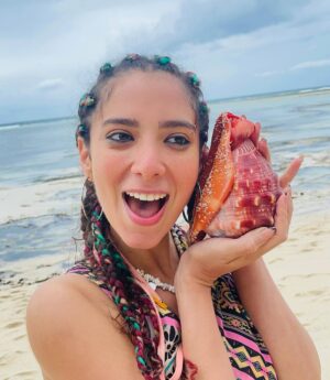 Dalia Shawky Instagram - The secret is OUT. 🧜🏼‍♀️ 
I’m officially a MERMAID. ✨

9th slide tells you who announced the news. 🐚🥰
Also, little starfishie stole my heart away & the red studded one blew my mind away. سبحان الله 💫