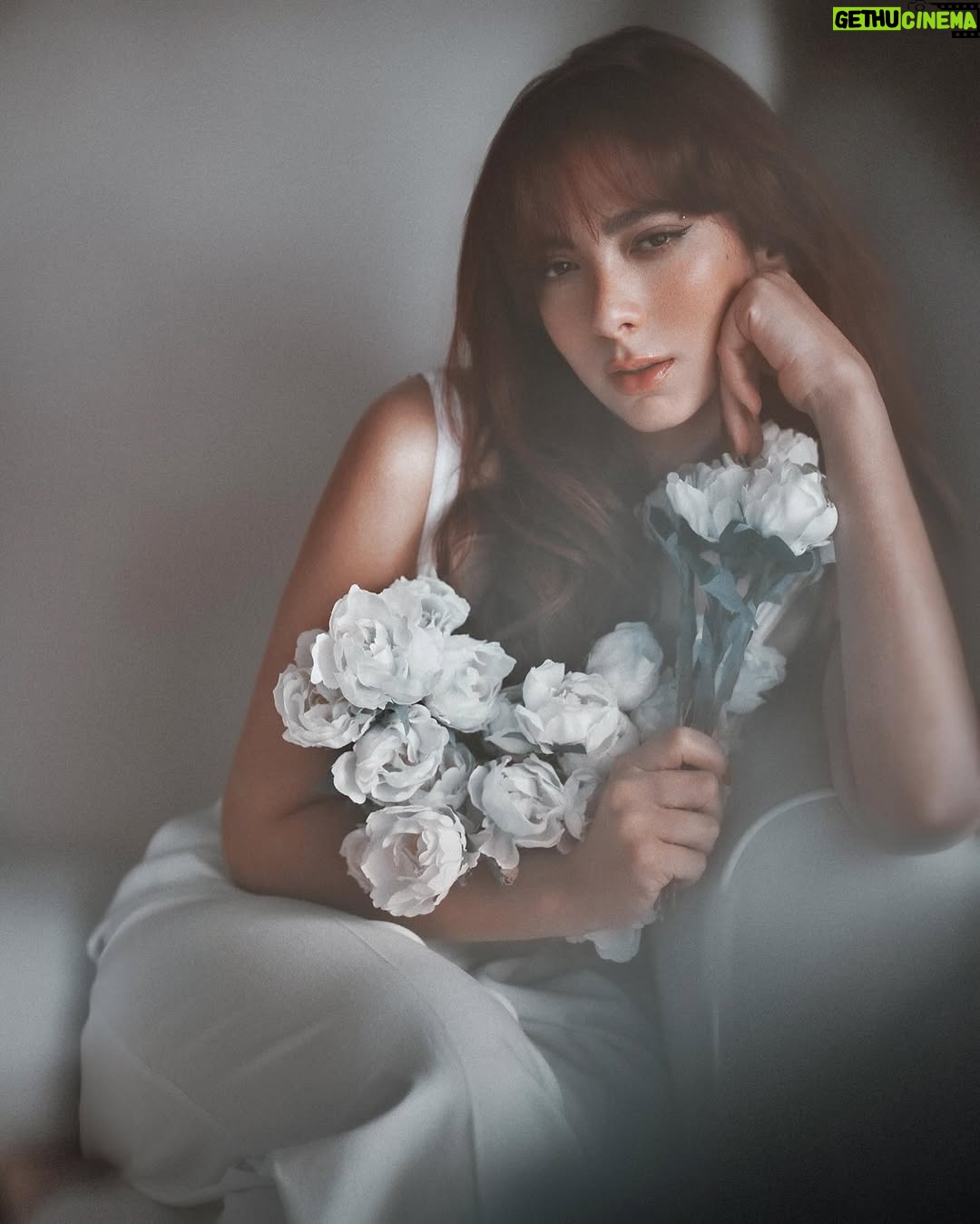 Dalia Shawky - 44.4K Likes - 🕊️🤍 "افسح لي ضلعيك .. اود الخلود في موطني." 

More exclusive pictures from my favorite shoot to date. 
Here’s to my wonderful team, 
thank you for making my vision come to life. ✨ 

Photographer: @mahmoudaphotography
MUA: @rehamkhalifaa
Hair: @fady.mohsen1 @alsagheersalons
Artistic Direction: Dalia Shawky