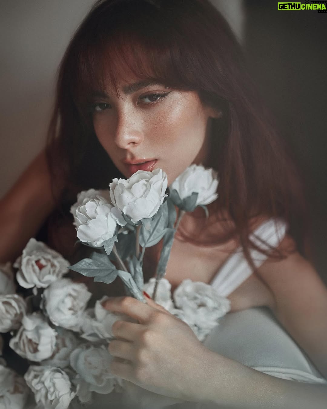 Dalia Shawky - 44.4K Likes - 🕊️🤍 "افسح لي ضلعيك .. اود الخلود في موطني." 

More exclusive pictures from my favorite shoot to date. 
Here’s to my wonderful team, 
thank you for making my vision come to life. ✨ 

Photographer: @mahmoudaphotography
MUA: @rehamkhalifaa
Hair: @fady.mohsen1 @alsagheersalons
Artistic Direction: Dalia Shawky
