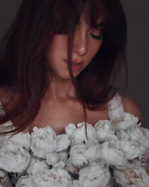 Dalia Shawky Instagram - 🕊️🤍 "افسح لي ضلعيك .. اود الخلود في موطني." 

More exclusive pictures from my favorite shoot to date. 
Here’s to my wonderful team, 
thank you for making my vision come to life. ✨ 

Photographer: @mahmoudaphotography
MUA: @rehamkhalifaa
Hair: @fady.mohsen1 @alsagheersalons
Artistic Direction: Dalia Shawky