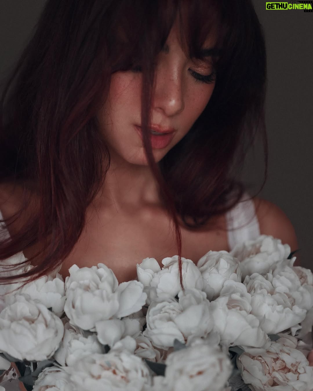 Dalia Shawky - 44.4K Likes - 🕊️🤍 "افسح لي ضلعيك .. اود الخلود في موطني." 

More exclusive pictures from my favorite shoot to date. 
Here’s to my wonderful team, 
thank you for making my vision come to life. ✨ 

Photographer: @mahmoudaphotography
MUA: @rehamkhalifaa
Hair: @fady.mohsen1 @alsagheersalons
Artistic Direction: Dalia Shawky