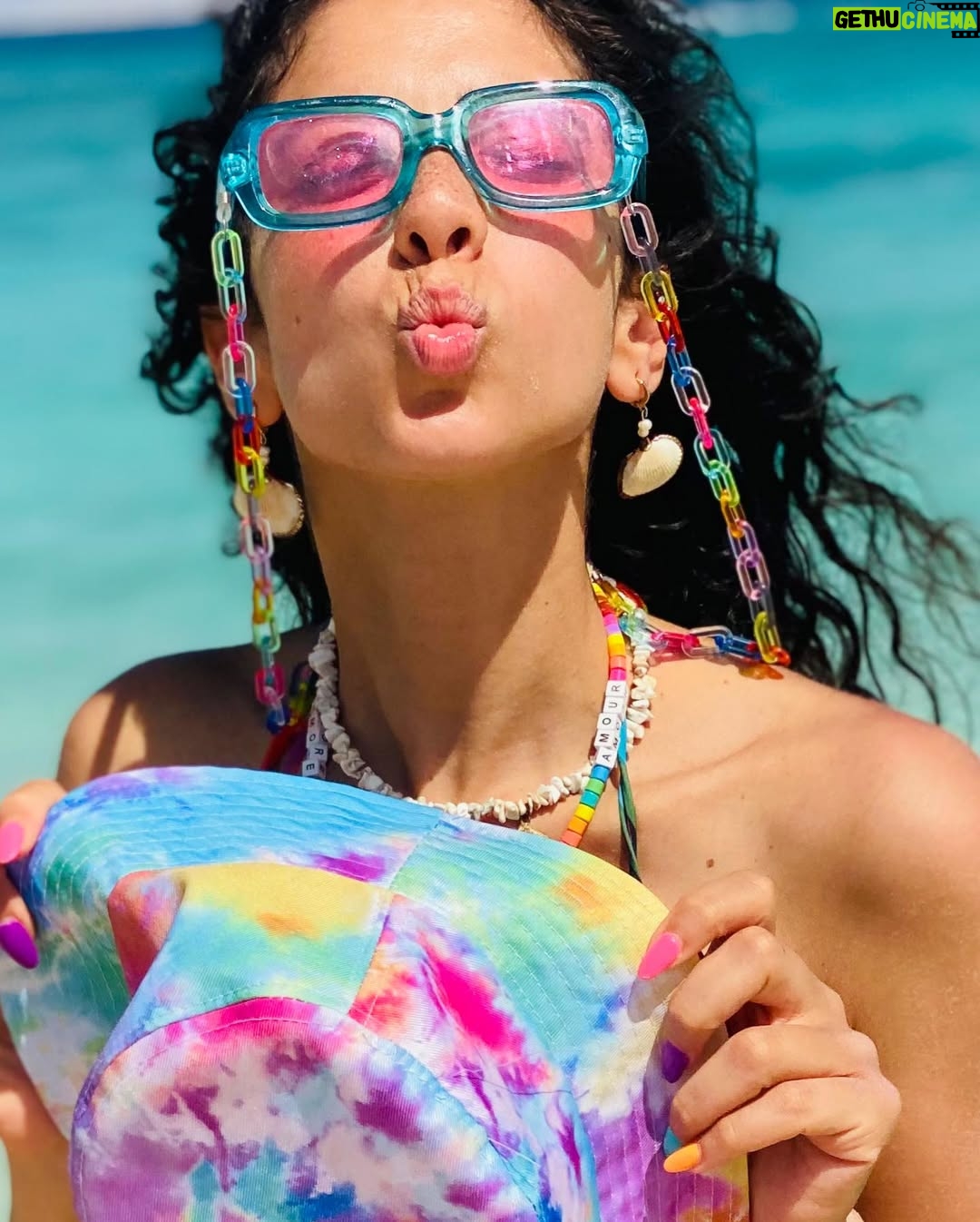 Dalia Shawky - 48K Likes - 🐚 🌊🧜🏼‍♀️☀️🎨🌈 يومكم ملون و لذود! 
A colorful splash across your feed to make your day a little more playful. 🤭 #SummerIsHoly #TheBeachIsMyLover