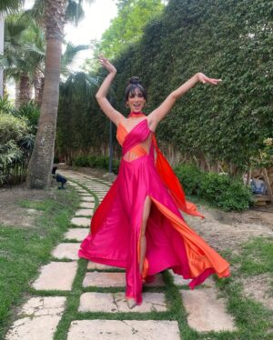 Dalia Shawky Instagram - 900th post goes to celebrating love, with all its heart-melting beauty, dancing hearts and laughter intertwined with tears of joy. Here’s to my childhood bestfriend’s wedding, our Cindrella ~ Faru7i. 💗🧡

Thankful for my beautiful team: 
Custom made butterfly bridesmaid’s dress by the wonderful: @chl_maisonleon
MUA, inspired by the sunset: the lovely @sandrawilliammakeupartist 
Hair: @mostafa.elmasry.9
