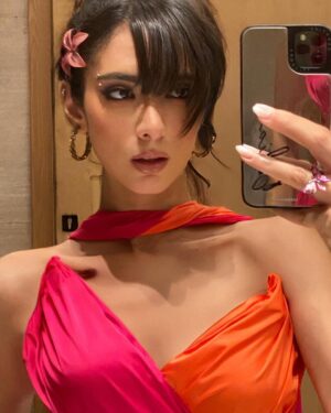 Dalia Shawky Instagram - 900th post goes to celebrating love, with all its heart-melting beauty, dancing hearts and laughter intertwined with tears of joy. Here’s to my childhood bestfriend’s wedding, our Cindrella ~ Faru7i. 💗🧡

Thankful for my beautiful team: 
Custom made butterfly bridesmaid’s dress by the wonderful: @chl_maisonleon
MUA, inspired by the sunset: the lovely @sandrawilliammakeupartist 
Hair: @mostafa.elmasry.9
