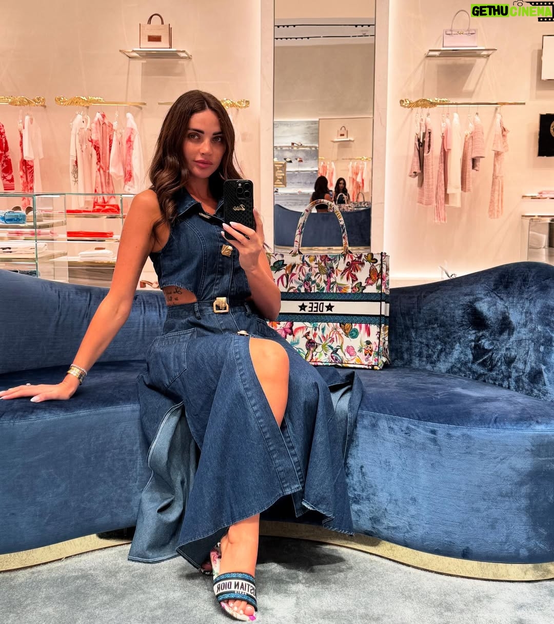 Dalida Khalil - 44.6K Likes - Bye, 2024 🎆
Bring it on, 2025—let the adventures begin! ✨
#unposted #good 👋 #welcome #2025 #dalidakhalil