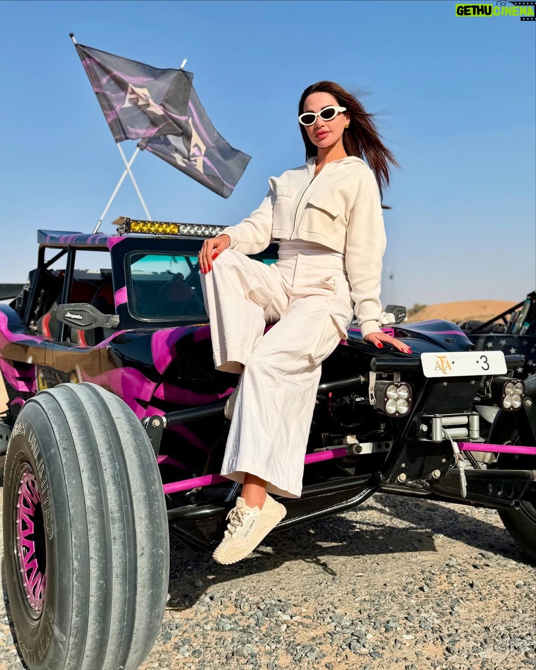 Dalida Khalil - 145.5K Likes - * “Into the desert I go, to lose my mind and find my soul.”
#desert #desertlife #desertsafari #dubai #dalidakhalil