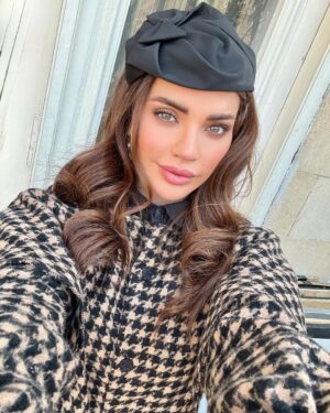 Dalida Khalil Instagram - لأول مرة من دمشق مدينة الياسمين مع المخرج الصديق @mudaribrahim 
سنوات من الحرب أغرقت هذا البلد الجميل في العنف والدمار…حمدالله انتهت الحرب 🙏🏻🙏🏻🙏🏻 والأمل بغدٍ أفضل وبالأمن والأمان في سوريا ولبنان والمنطقة العربية !
#سوريا #دمشق #الشام #داليدا_خليل