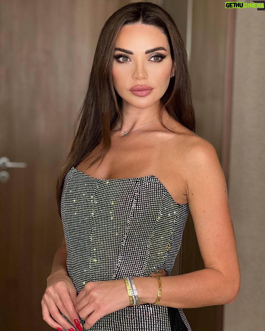Dalida Khalil - 33.5K Likes - اليوم وأكتر من أي وقت اشتقتلّك يا لبنان.. صوت الست ماجدة وأغانيها الرائعة ردّولي ذكريات لأحلى ايام عمري عشتها ببيروت ❤️🩹❤️🩹❤️🩹.. ذكريات ولا شي قادر يمحيها من قلبي.. لا قصف ولا تفجير ولا ايد العدو السودا !
بيروت.. كنتِ وبعدك ورح تبقي دايماً “ست الدني” 💔🙏🏻🙏🏻🙏🏻.
@majidaelroumi @dubaicares @maherkhoukhaji
@agendadubai
•Styled by: @ghinwastyle @onorithelabel
•💄: @linda.makeup_artist
.photo credits: @abd
