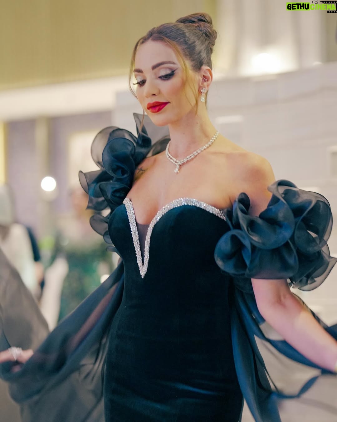 Dalida Khalil - 50.5K Likes - “Celebrating Excellence and Igniting Joy – The Joy Awards 2025, Riyadh!”
@gea_saudi @joyawards
• Stylist @ghinwastyle
•💇🏻♀️ : @elietmattar
•💄 : @tonytannouss
• 👗: @sophiabognem
•💍 : @nsoulijewelry
.photo credits: @jay_zeee_
@wesyncproduction
.
#DalidaKhalil | #داليدا_خليل