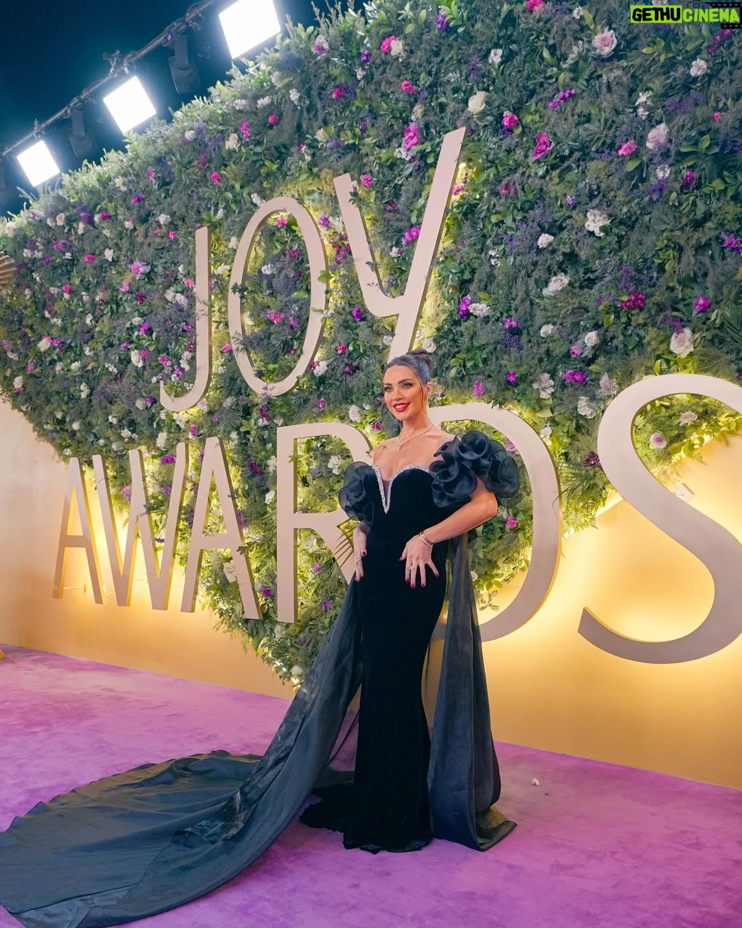 Dalida Khalil - 50.5K Likes - “Celebrating Excellence and Igniting Joy – The Joy Awards 2025, Riyadh!”
@gea_saudi @joyawards
• Stylist @ghinwastyle
•💇🏻♀️ : @elietmattar
•💄 : @tonytannouss
• 👗: @sophiabognem
•💍 : @nsoulijewelry
.photo credits: @jay_zeee_
@wesyncproduction
.
#DalidaKhalil | #داليدا_خليل
