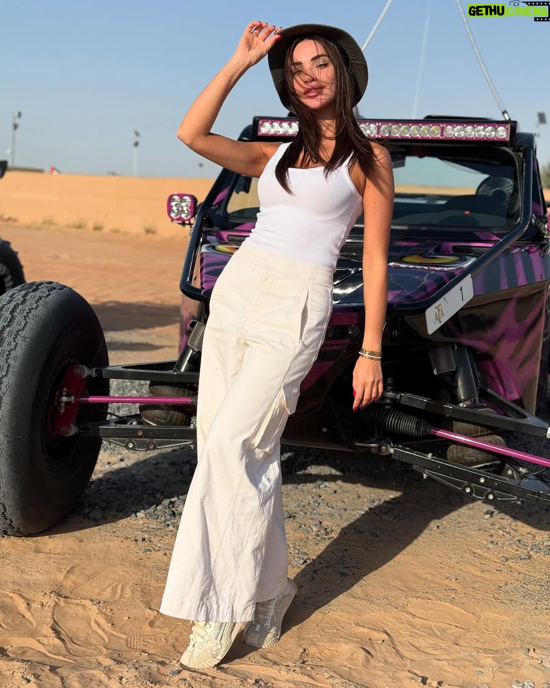 Dalida Khalil - 145.5K Likes - * “Into the desert I go, to lose my mind and find my soul.”
#desert #desertlife #desertsafari #dubai #dalidakhalil