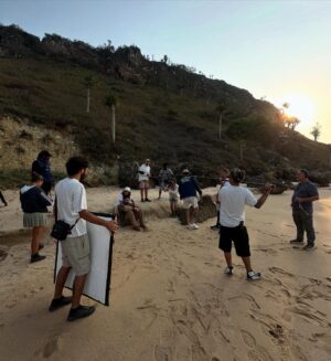 Dalila Carmo Instagram - Estamos a acabar o oitavo mês de gravações da Fazenda e a entrar na recta final do projecto. O tempo voa dentro do estúdio, e as melhores fotografias ainda são as dos exteriores que gravámos em Angola, em setembro do ano passado. Aquela luz é difícil de reproduzir noutro lugar.
O início e o final dos projectos mt longos é sempre o tempo em que as memórias imprimem melhor. Há uma zona turva ali no meio onde parece que os dias se sucedem uns aos outros sem grande coisa a registar e onde a meta é conseguir evitar a automatização e reciclar a frescura necessária que permita manter a história viva. É um trabalho de ginásio, este. E agora que os músculos mentais tonificaram, estamos prestes ( mais um mês) a regressar a outros rituais.
