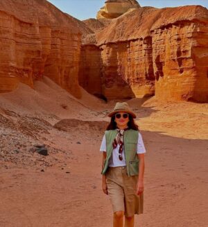 Dalila Carmo Instagram - Estamos a acabar o oitavo mês de gravações da Fazenda e a entrar na recta final do projecto. O tempo voa dentro do estúdio, e as melhores fotografias ainda são as dos exteriores que gravámos em Angola, em setembro do ano passado. Aquela luz é difícil de reproduzir noutro lugar.
O início e o final dos projectos mt longos é sempre o tempo em que as memórias imprimem melhor. Há uma zona turva ali no meio onde parece que os dias se sucedem uns aos outros sem grande coisa a registar e onde a meta é conseguir evitar a automatização e reciclar a frescura necessária que permita manter a história viva. É um trabalho de ginásio, este. E agora que os músculos mentais tonificaram, estamos prestes ( mais um mês) a regressar a outros rituais.