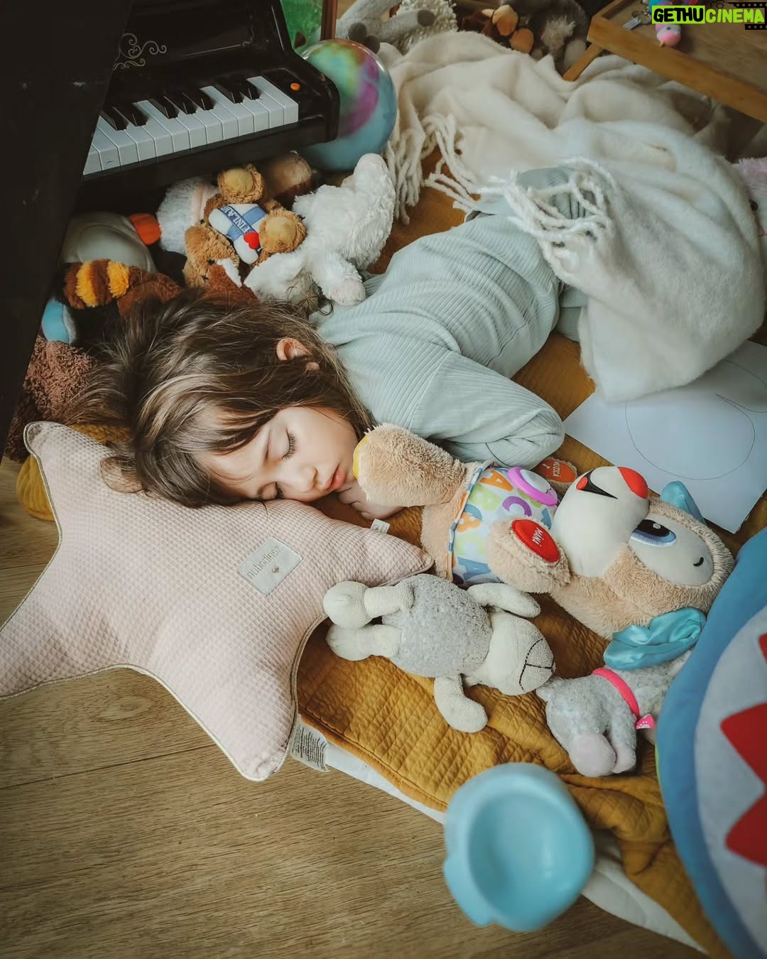 Dana Rogoz - 7.9K Likes - Asa am gasit-o de dimineața, in "casuta ei de sub masa". A muncit ore intregi pentru a arata in felul acesta. Pana si-a adus toate jucariile, apoi toate pernele si păturile, masuta, veioza, o cana cu apa, pana si un pian, care sa incapa totusi sub masa! A fost strict selectia ei, eu n-am influentat-o cu nimic. Si nici n-am ajutat-o la carat. A zis ca vrea sa se descurce singura. La final, mi-a spus ca si-a adus tot ce ii trebuie, ca are un "acoperis bun" deasupra capului si ca va dormi foarte bine. Si chiar pare ca a dormit foarte bine, pentru ca îmi cere sa doarma iar - "doar inca o noapte, promit". Eu, recunosc, am dormit foarte stresata, verificand-o de câteva ori pe timpul nopții, va dati seama. Chiar si Radu, cand s-a întors acasă, a încercat sa o trezească si sa o aducă in patul ei. Dar n-a fost chip! A dormit si el putin langa ea, printre scaune, pana când a înțepenit de tot si a venit in pat, langa mine.
Dar acum, când ma uit la fotografii, ma gândesc ca poate va tine minte aceste nopti cu totul speciale...