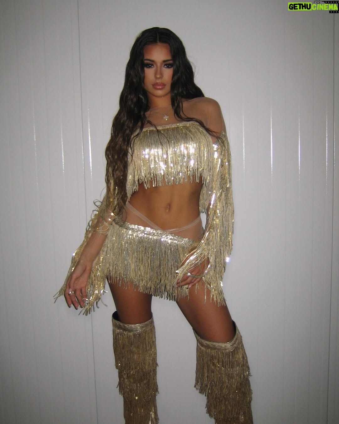 Daniela Blasco - 38.2K Likes - Ayer pasamos a la final de Benidorm Fest 2025⭐️😭
Aún estoy en una nube, gracias por tanto amor, tanto al jurado como a todos vosotros💖 os quierooooo, vamos a darlo todo el Sábado en la final✨
@benidormfest_rtve 🫧
Gracias a todo mi equipo por ser los mejores, vamos pa arribaaaaaa⭐️⭐️⭐️⭐️
Glam @maybelline_es x @miguelbling
Hair @sebastianproes x @miguelbling
Styled by @albertomurtra x @miamicci.es @san_drapascual @thewhitecoquette