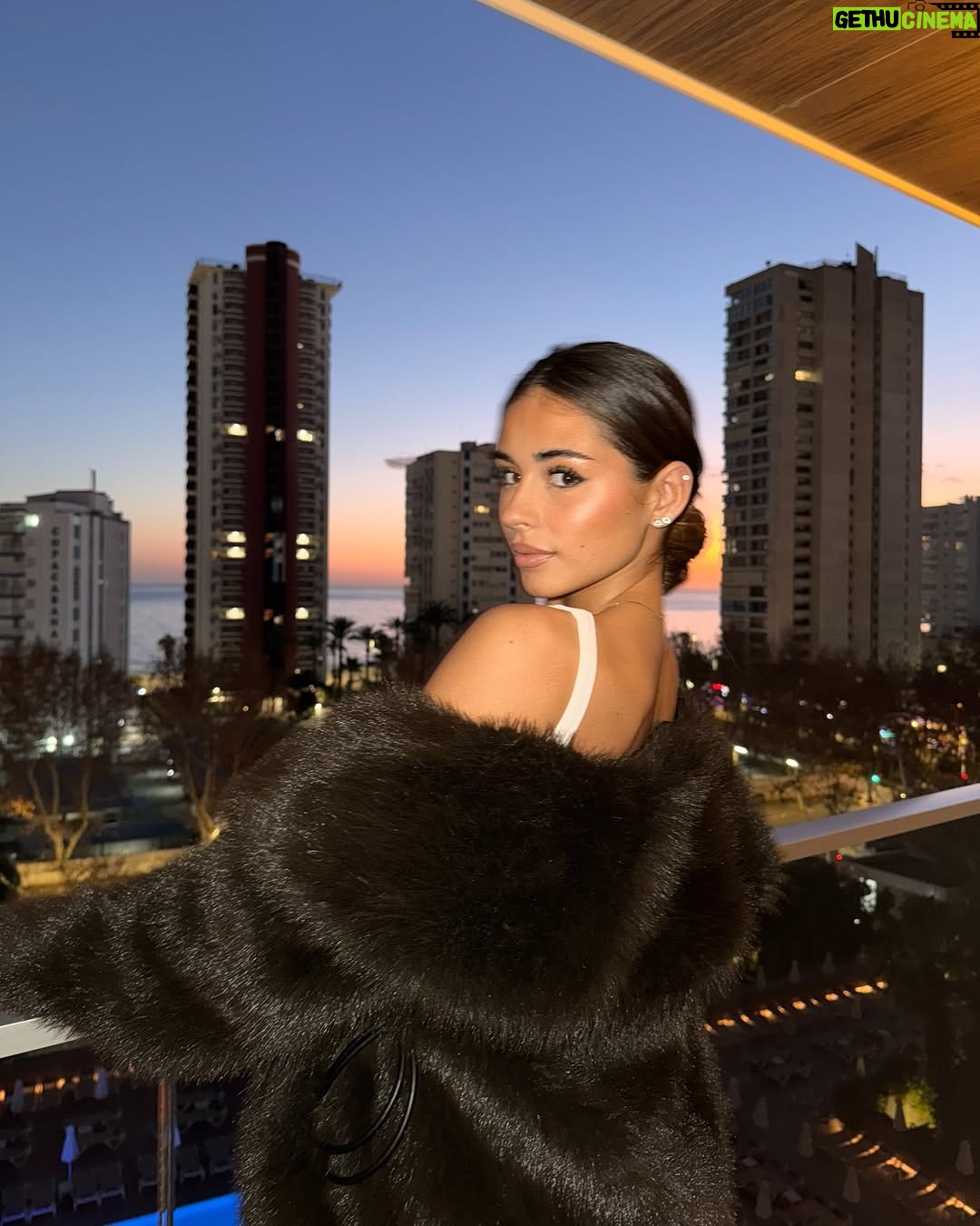 Daniela Blasco - 19.1K Likes - Primeros dias en Benidorm🌴 Muchos ensayos, fittings, gym, los sunsets… un sueño✨ Risas con mi dream team y preparándonos a tope para la primera semifinal el día 28⭐️ Estoy ansiosa, quiero que llegue yaaaaa🫧 Que días tan increíbles en Don Pancho, no puedo ni describir lo feliz que estoy siendo y lo lleno que tengo el corazón💕 os quieroooooooooo