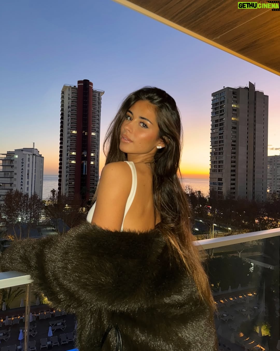 Daniela Blasco - 19.1K Likes - Primeros dias en Benidorm🌴 Muchos ensayos, fittings, gym, los sunsets… un sueño✨ Risas con mi dream team y preparándonos a tope para la primera semifinal el día 28⭐️ Estoy ansiosa, quiero que llegue yaaaaa🫧 Que días tan increíbles en Don Pancho, no puedo ni describir lo feliz que estoy siendo y lo lleno que tengo el corazón💕 os quieroooooooooo
