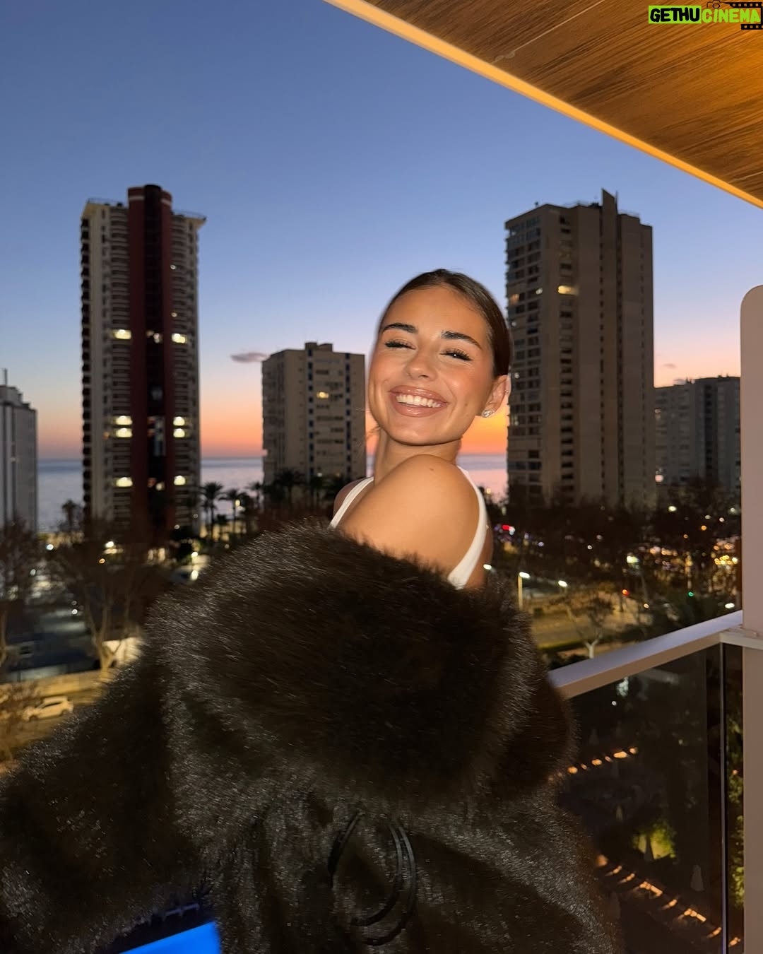 Daniela Blasco - 19.1K Likes - Primeros dias en Benidorm🌴 Muchos ensayos, fittings, gym, los sunsets… un sueño✨ Risas con mi dream team y preparándonos a tope para la primera semifinal el día 28⭐️ Estoy ansiosa, quiero que llegue yaaaaa🫧 Que días tan increíbles en Don Pancho, no puedo ni describir lo feliz que estoy siendo y lo lleno que tengo el corazón💕 os quieroooooooooo
