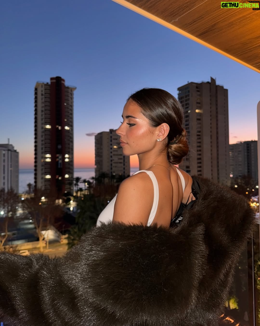 Daniela Blasco - 19.1K Likes - Primeros dias en Benidorm🌴 Muchos ensayos, fittings, gym, los sunsets… un sueño✨ Risas con mi dream team y preparándonos a tope para la primera semifinal el día 28⭐️ Estoy ansiosa, quiero que llegue yaaaaa🫧 Que días tan increíbles en Don Pancho, no puedo ni describir lo feliz que estoy siendo y lo lleno que tengo el corazón💕 os quieroooooooooo