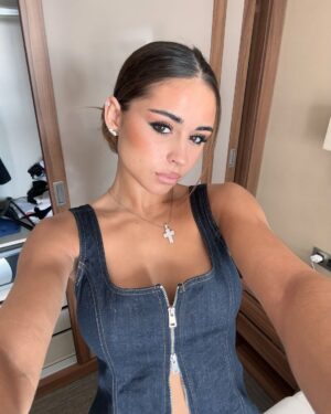 Daniela Blasco Instagram - Primeros dias en Benidorm🌴 Muchos ensayos, fittings, gym, los sunsets… un sueño✨ Risas con mi dream team y  preparándonos a tope para la primera semifinal el día 28⭐️ Estoy ansiosa, quiero que llegue yaaaaa🫧 Que días tan increíbles en Don Pancho, no puedo ni describir lo feliz que estoy siendo y lo lleno que tengo el corazón💕 os quieroooooooooo