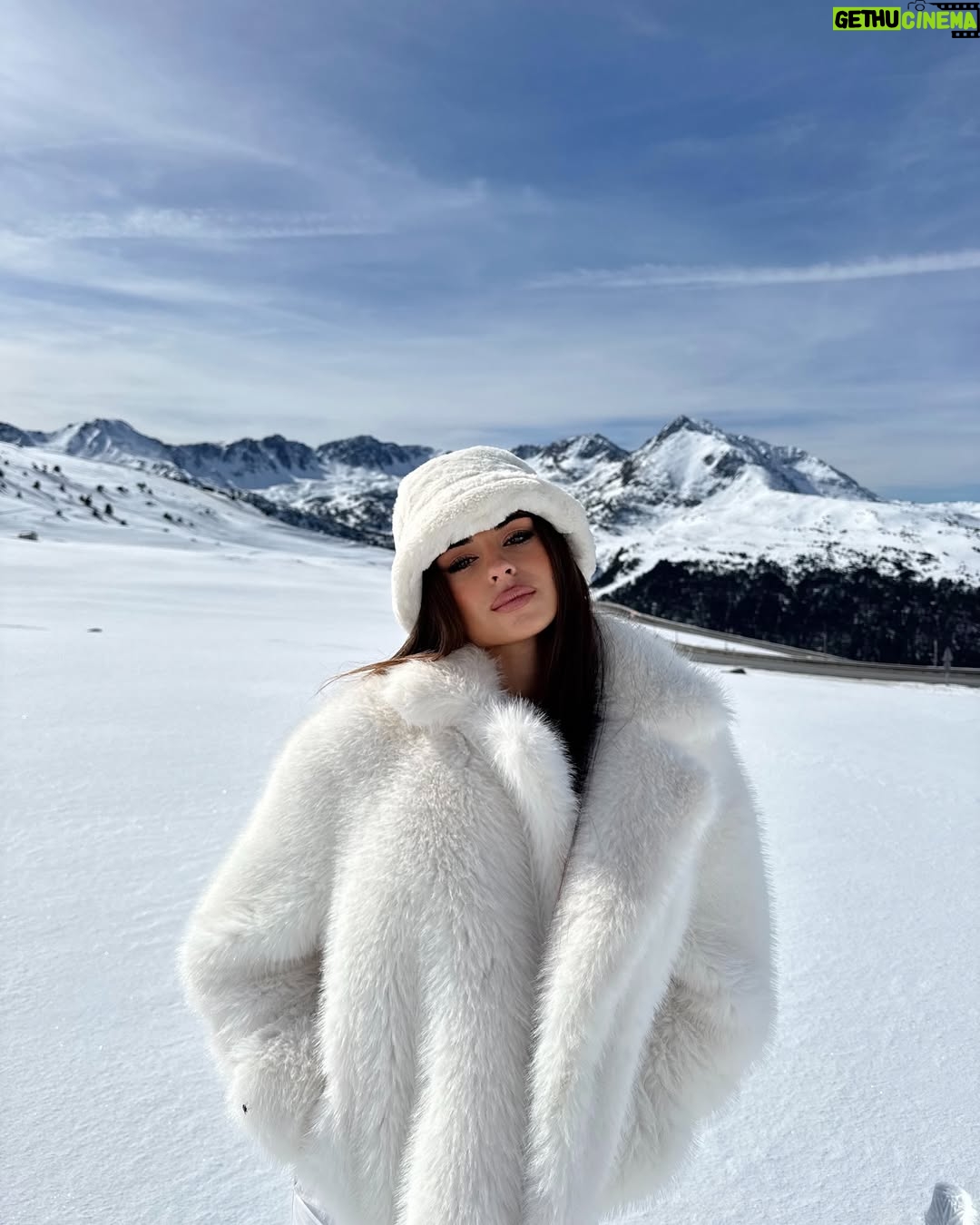 Daniela Blasco - 19K Likes - Weekend off📵🧘🏽♀️🏔️🫰🏽❄️