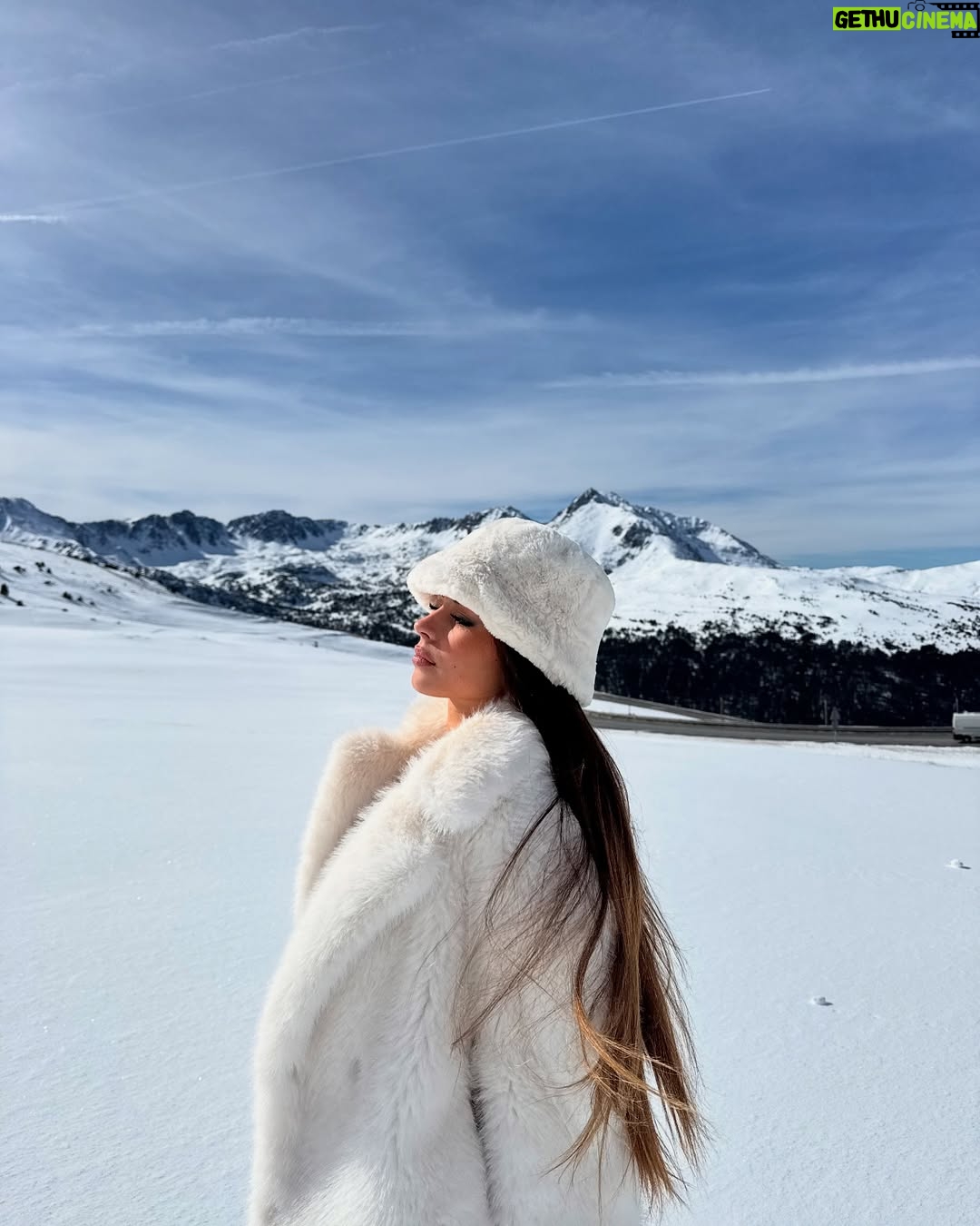 Daniela Blasco - 19K Likes - Weekend off📵🧘🏽♀️🏔️🫰🏽❄️
