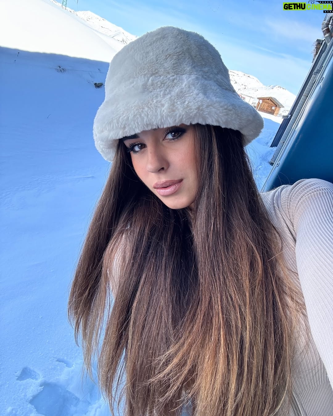 Daniela Blasco - 19K Likes - Weekend off📵🧘🏽♀️🏔️🫰🏽❄️