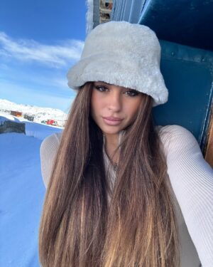 Daniela Blasco Instagram - Weekend off📵🧘🏽‍♀️🏔️🫰🏽❄️