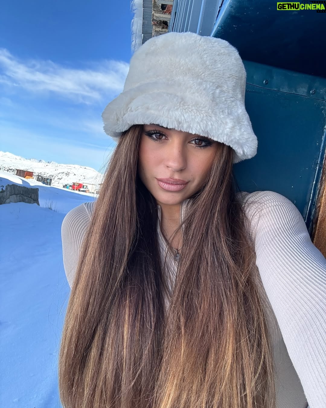 Daniela Blasco - 19K Likes - Weekend off📵🧘🏽♀️🏔️🫰🏽❄️