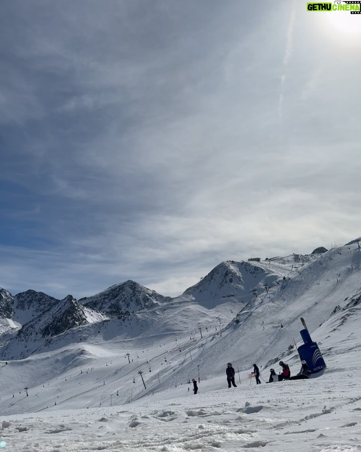 Daniela Blasco - 19K Likes - Weekend off📵🧘🏽♀️🏔️🫰🏽❄️
