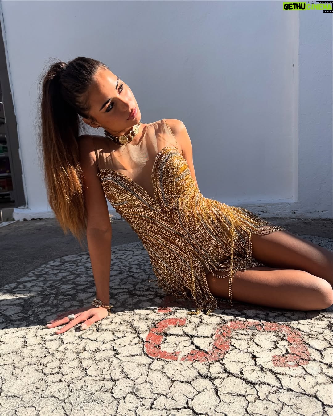 Daniela Blasco - 23.2K Likes - De cuando me puse un vestido de ensueño paseando por Benidorm✨🍒 Nos vemos prontito, el 1 de Marzo en #Los40ValenciaPop ⭐️ Estáis readyyy?🫧
Dress by @alejandroresta
Jewellery @swarovski
Styled by @albertomurtra