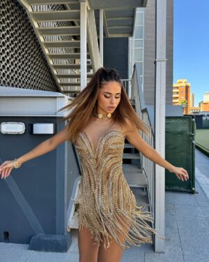 Daniela Blasco Instagram - De cuando me puse un vestido de ensueño paseando por Benidorm✨🍒 Nos vemos prontito, el 1 de Marzo en #Los40ValenciaPop ⭐️ Estáis readyyy?🫧

Dress by @alejandroresta 
Jewellery @swarovski 
Styled by @albertomurtra