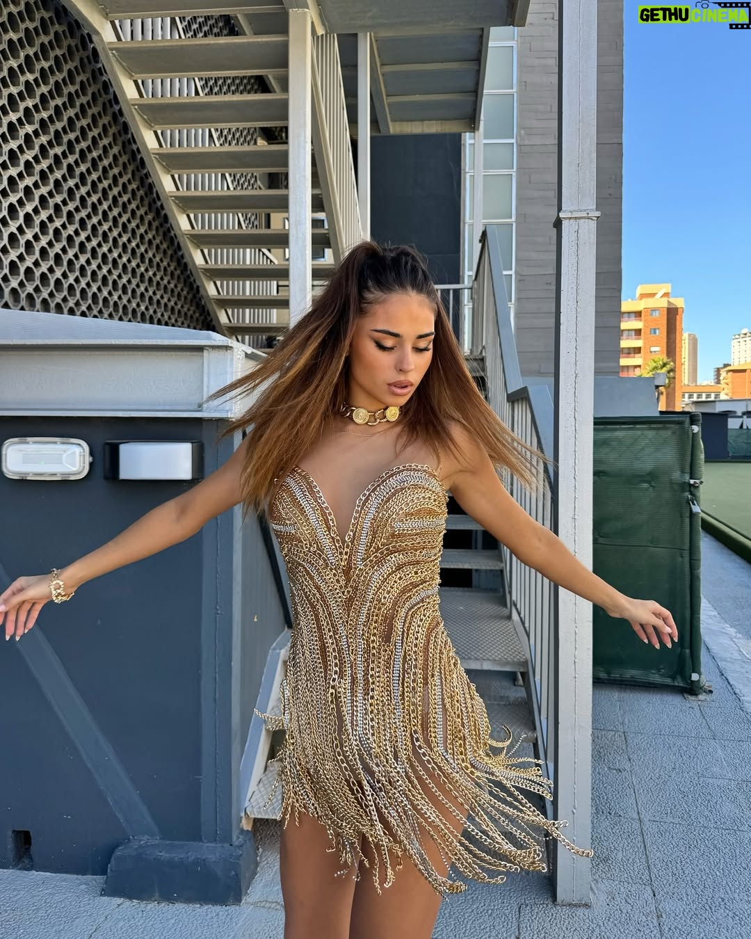 Daniela Blasco - 23.2K Likes - De cuando me puse un vestido de ensueño paseando por Benidorm✨🍒 Nos vemos prontito, el 1 de Marzo en #Los40ValenciaPop ⭐️ Estáis readyyy?🫧
Dress by @alejandroresta
Jewellery @swarovski
Styled by @albertomurtra