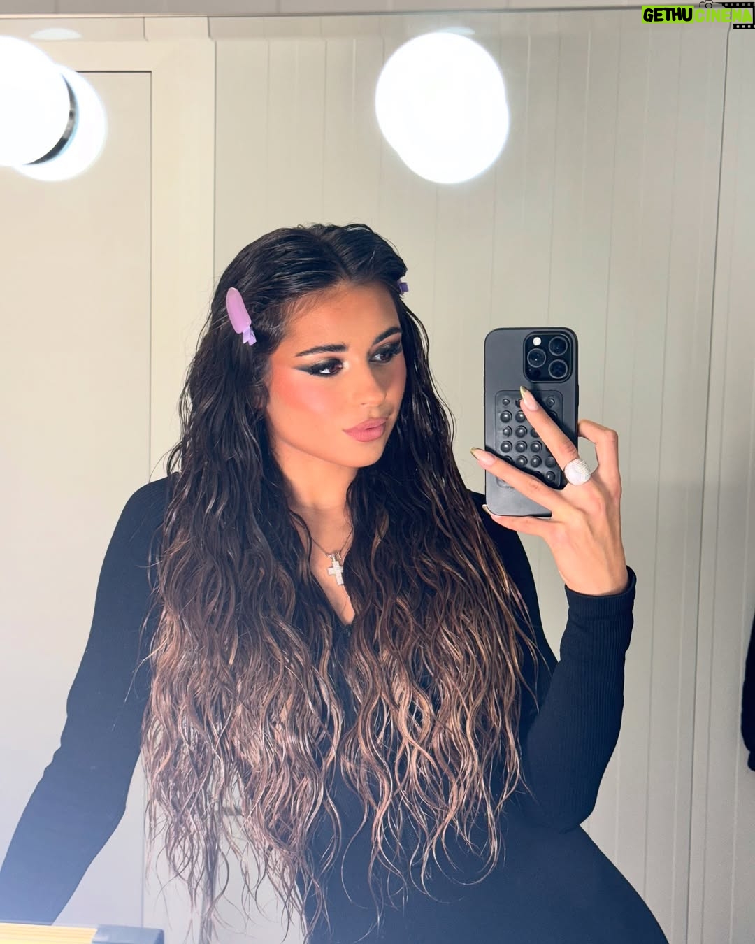 Daniela Blasco - 23.6K Likes - Sigo con resaca emocional🥲 Que alguien me vuelva a teletransportar a Benidorm porfavooor😭💘 UH NANA YA HA LLEGADO A 1.000.000 DE STREAMS🫧🌟 GRACIAS POR TANTO OS AMOOOOO⭐️🫧
Glam @maybelline_es x @miguelbling
Hair @sebastianproes x @miguelbling
Styled by @albertomurtra @miamicci.es