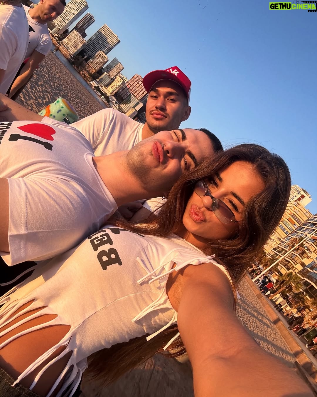 Daniela Blasco - 23.6K Likes - Sigo con resaca emocional🥲 Que alguien me vuelva a teletransportar a Benidorm porfavooor😭💘 UH NANA YA HA LLEGADO A 1.000.000 DE STREAMS🫧🌟 GRACIAS POR TANTO OS AMOOOOO⭐️🫧
Glam @maybelline_es x @miguelbling
Hair @sebastianproes x @miguelbling
Styled by @albertomurtra @miamicci.es