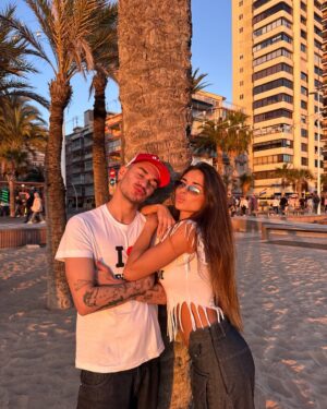Daniela Blasco Instagram - Sigo con resaca emocional🥲 Que alguien me vuelva a teletransportar a Benidorm porfavooor😭💘 UH NANA YA HA LLEGADO A 1.000.000 DE STREAMS🫧🌟 GRACIAS POR TANTO OS AMOOOOO⭐️🫧

Glam @maybelline_es x @miguelbling 
Hair @sebastianproes x @miguelbling 
Styled by @albertomurtra @miamicci.es