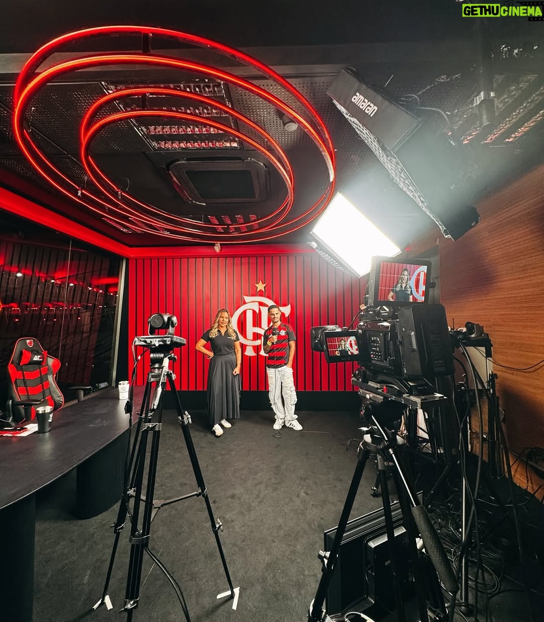 Daniela Boaventura - 19.5K Likes - Que noite especial, obrigado pelo convite @flamengo e pelo bate papo incrível e super leve @danielaboaventura , foi um prazer estar com vocês e poder contar um pouco sobre a nossa história ❤️🖤
Gravamos todos os bastidores, vocês querem ver na integra?