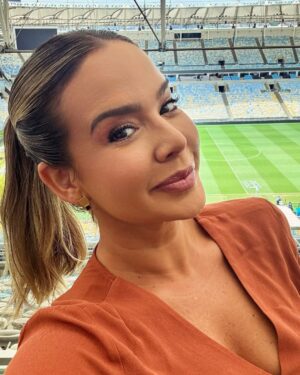 Daniela Boaventura Instagram - A dona do Maraca! 🤪 É mentira? Com certeza, mas como não tinha ninguém pra me contrariar… 🤷🏼‍♀️😜⚽️