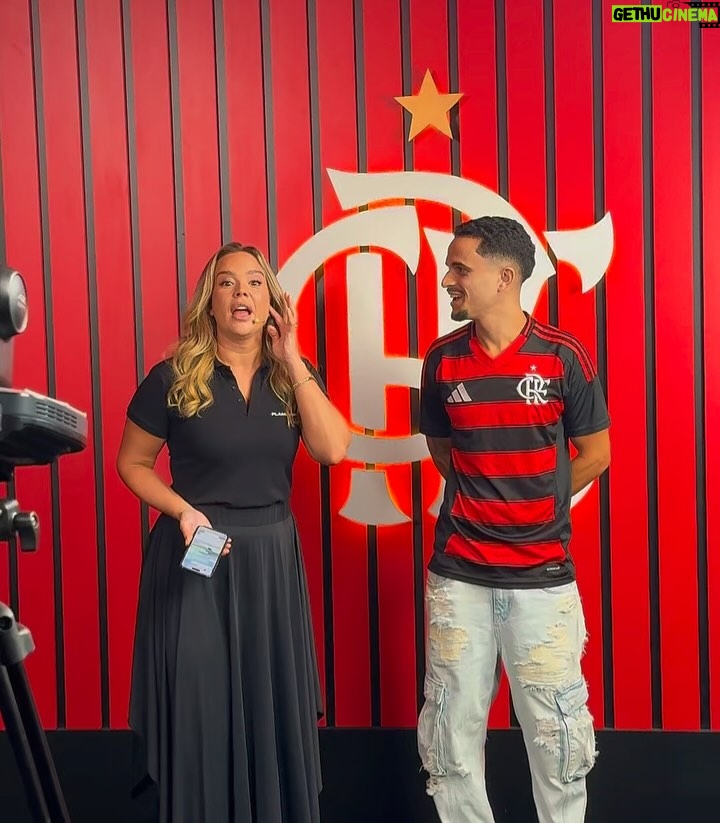 Daniela Boaventura - 19.5K Likes - Que noite especial, obrigado pelo convite @flamengo e pelo bate papo incrível e super leve @danielaboaventura , foi um prazer estar com vocês e poder contar um pouco sobre a nossa história ❤️🖤
Gravamos todos os bastidores, vocês querem ver na integra?
