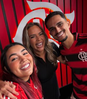 Daniela Boaventura Instagram - Que noite especial, obrigado pelo convite @flamengo e pelo bate papo incrível e super leve @danielaboaventura , foi um prazer estar com vocês e poder contar um pouco sobre a nossa história ❤️🖤

Gravamos todos os bastidores, vocês querem ver na integra?