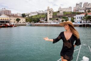 Daniela Mercury Instagram - Hoje é aniversário da minha cidade. Salvador é onde a vida dança, o tempo rebola e a tristeza balança. É onde há tantos bairros, tantas esquinas e tantos santos. Salvador é onde o Brasil nasceu e virou nação. Uma cidade de gente diversa. Terra de quem samba, sangra e chora. De quem sonha e segue acreditando na vida. Te amo, minha cidade! #Salvador476Anos ❤️📿🏝️

📸 @celiasantosfotos