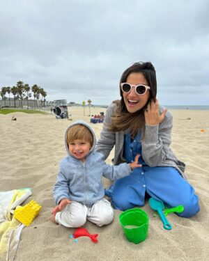 Daniela Palavecino Instagram - El viernes 10 de mayo mi Luka, personita que me convirtió en madre, cumplió 2 añitos🎈
Fuimos a la playa y aunque el plan era quedarse un buen rato estuvimos poquito porque hacía frío. Tenía pensada una foto familiar que la subiré en unas semanas cuando haga menos frío. 
Igual nos reímos mucho, lo pasamos bien, sacamos unas fotos, Luka comió mucha torta (hecha por mí), nos llenó de arena y nos hizo “su personaje”😂.
El último video fue de hace como 1 semana cuando Luka “creo este personaje con esa risa”. Fue un día alucinante, nos dolió la guata de tanto reírnos con Denisska ❤️❤️❤️
Gracias mi amor infinito por convertirme en mamá y por todo el amor y felicidad que nos das. Felices 2 añitos mi Luka, que sigas siendo muy feliz 🎂
Feliz día a todas la mamitas, somos tremendas 💖

On Friday, May 10, my Luka, the little person who made me a mom, turned 2 years old🎈
We went to the beach and although the plan was to stay for a long while, we stayed for a little while because it was cold. I had a family photo planned that I will take and post in a few weeks when it is less cold.
We still laughed a lot, we had a good time, we took some photos, Luka ate a lot of cake (made by me), he filled us with sand and made us “his character” 😂.
The last video was from about 1 week ago when Luka “created this character with that laugh.” It was an amazing day, made our stomachs hurt from laughing so much with @deniss_rakovich ❤️❤️❤️
Thank you my infinite love for becoming a mother and for all the love and happiness you give us. Happy 2 years old my Luka, may you continue to be very happy 🎂
Happy day to all the mommies, we are tremendous 💖