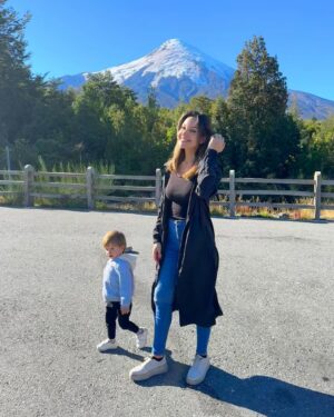 Daniela Palavecino Instagram - Inolvidable Puerto Varas 💚 Gracias por tanto @hotel_cdl 🌋
No olvidaremos este lugar y todas sus goodies 😋
Mis gringuitos quedaron fascinados, tan lindo mi 🇨🇱❤️💙
.
Les dejo en las historias más frases que mandaron para Denisska 🤣