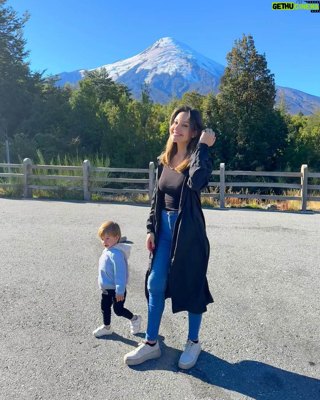 Daniela Palavecino - 7.9K Likes - Inolvidable Puerto Varas 💚 Gracias por tanto @hotel_cdl 🌋
No olvidaremos este lugar y todas sus goodies 😋
Mis gringuitos quedaron fascinados, tan lindo mi 🇨🇱❤️💙
.
Les dejo en las historias más frases que mandaron para Denisska 🤣