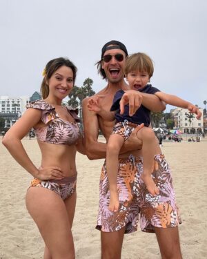 Daniela Palavecino Instagram - 📸 1 Luka hoy con 2 años y 4 meses 👙
📸 2 Luka en el horno a punto de salir 🏖️ 
📸 3 Luka no quería saber de sacarse fotos 🤘🏼
📹4 videito ✌🏼
📹 5 video Larga Vida a la Reflexiones de Denisska

Hace tanto tiempo que quería sacarnos esta foto pero maternar/paternar a veces no da el tiempo para mucho.
En la foto de “hoy” estaba súper nublado pero no importa, a falta de sol tengo a mis 2 soles que me iluminan siempre☀️☀️
Qué saben de piernas largas? 🦵🦵

Aquí tienes la traducción al inglés del texto:

📸 1 Luka today at 2 years and 4 months 👙
📸 2 Luka almost ready to come out of the oven 🏖️
📸 3 Luka didn’t want anything to do with taking pictures 🤘🏼
I’ve been wanting to take this picture for so long, but parenting sometimes doesn’t leave much time for things.
📹 4 Short video ✌🏼
📹 5 Video Long Life to Denisska’s reflections 

In today’s photo, it was super cloudy, but it doesn’t matter. When the sun is missing, I have my two suns that always light up my life ☀️☀️
What do you know about long legs? 🦵🦵