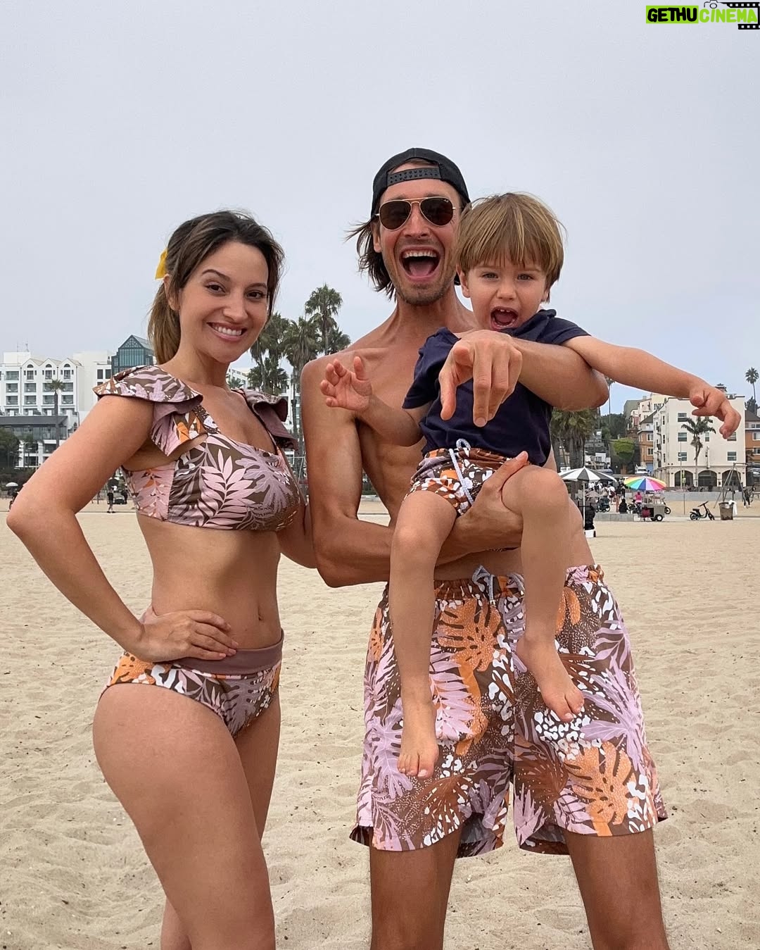 Daniela Palavecino - 14.9K Likes - 📸 1 Luka hoy con 2 años y 4 meses 👙
📸 2 Luka en el horno a punto de salir 🏖️ 
📸 3 Luka no quería saber de sacarse fotos 🤘🏼
📹4 videito ✌🏼
📹 5 video Larga Vida a la Reflexiones de Denisska

Hace tanto tiempo que quería sacarnos esta foto pero maternar/paternar a veces no da el tiempo para mucho.
En la foto de “hoy” estaba súper nublado pero no importa, a falta de sol tengo a mis 2 soles que me iluminan siempre☀️☀️
Qué saben de piernas largas? 🦵🦵

Aquí tienes la traducción al inglés del texto:

📸 1 Luka today at 2 years and 4 months 👙
📸 2 Luka almost ready to come out of the oven 🏖️
📸 3 Luka didn’t want anything to do with taking pictures 🤘🏼
I’ve been wanting to take this picture for so long, but parenting sometimes doesn’t leave much time for things.
📹 4 Short video ✌🏼
📹 5 Video Long Life to Denisska’s reflections 

In today’s photo, it was super cloudy, but it doesn’t matter. When the sun is missing, I have my two suns that always light up my life ☀️☀️
What do you know about long legs? 🦵🦵