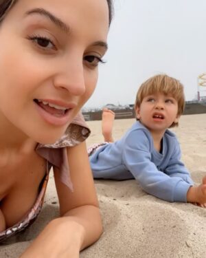 Daniela Palavecino Instagram - 📸 1 Luka hoy con 2 años y 4 meses 👙
📸 2 Luka en el horno a punto de salir 🏖️ 
📸 3 Luka no quería saber de sacarse fotos 🤘🏼
📹4 videito ✌🏼
📹 5 video Larga Vida a la Reflexiones de Denisska

Hace tanto tiempo que quería sacarnos esta foto pero maternar/paternar a veces no da el tiempo para mucho.
En la foto de “hoy” estaba súper nublado pero no importa, a falta de sol tengo a mis 2 soles que me iluminan siempre☀️☀️
Qué saben de piernas largas? 🦵🦵

Aquí tienes la traducción al inglés del texto:

📸 1 Luka today at 2 years and 4 months 👙
📸 2 Luka almost ready to come out of the oven 🏖️
📸 3 Luka didn’t want anything to do with taking pictures 🤘🏼
I’ve been wanting to take this picture for so long, but parenting sometimes doesn’t leave much time for things.
📹 4 Short video ✌🏼
📹 5 Video Long Life to Denisska’s reflections 

In today’s photo, it was super cloudy, but it doesn’t matter. When the sun is missing, I have my two suns that always light up my life ☀️☀️
What do you know about long legs? 🦵🦵