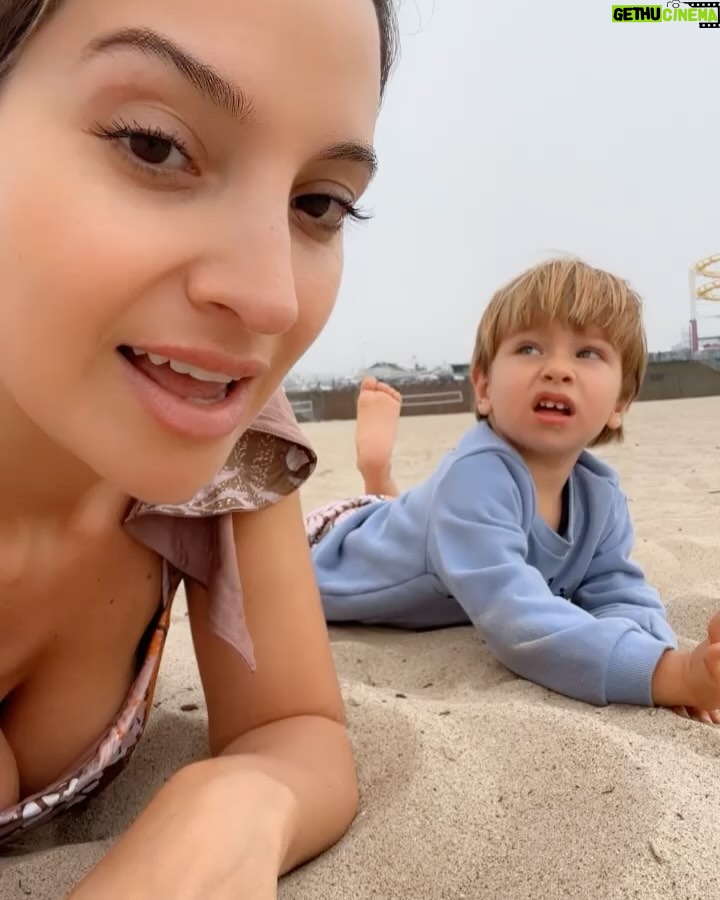 Daniela Palavecino - 14.9K Likes - 📸 1 Luka hoy con 2 años y 4 meses 👙
📸 2 Luka en el horno a punto de salir 🏖️ 
📸 3 Luka no quería saber de sacarse fotos 🤘🏼
📹4 videito ✌🏼
📹 5 video Larga Vida a la Reflexiones de Denisska

Hace tanto tiempo que quería sacarnos esta foto pero maternar/paternar a veces no da el tiempo para mucho.
En la foto de “hoy” estaba súper nublado pero no importa, a falta de sol tengo a mis 2 soles que me iluminan siempre☀️☀️
Qué saben de piernas largas? 🦵🦵

Aquí tienes la traducción al inglés del texto:

📸 1 Luka today at 2 years and 4 months 👙
📸 2 Luka almost ready to come out of the oven 🏖️
📸 3 Luka didn’t want anything to do with taking pictures 🤘🏼
I’ve been wanting to take this picture for so long, but parenting sometimes doesn’t leave much time for things.
📹 4 Short video ✌🏼
📹 5 Video Long Life to Denisska’s reflections 

In today’s photo, it was super cloudy, but it doesn’t matter. When the sun is missing, I have my two suns that always light up my life ☀️☀️
What do you know about long legs? 🦵🦵